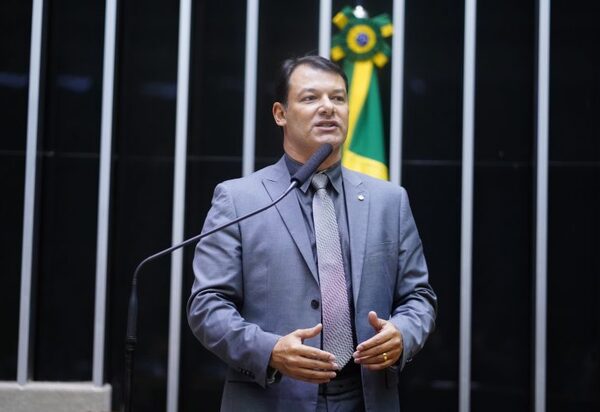  Projeto de lei do deputado Roberto Duarte permite que maiores de 16 anos dirijam