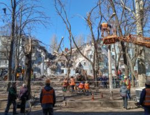 Equipes de MSF tratam pacientes após ataque a prédio residencial na Ucrânia