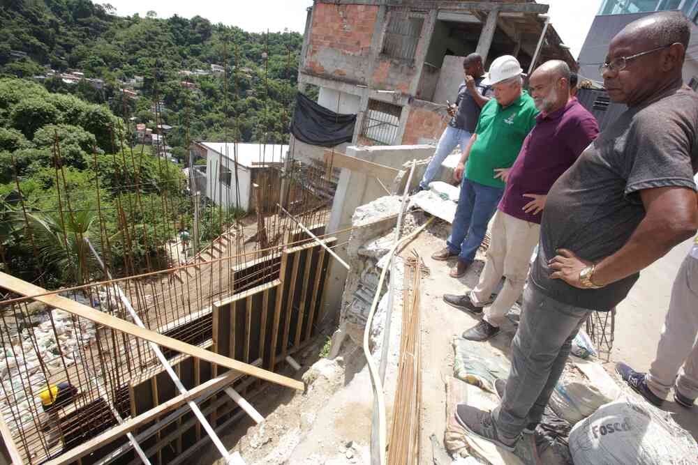 Prefeito Axel Grael visita obras de contenção de encostas em Santa Rosa 