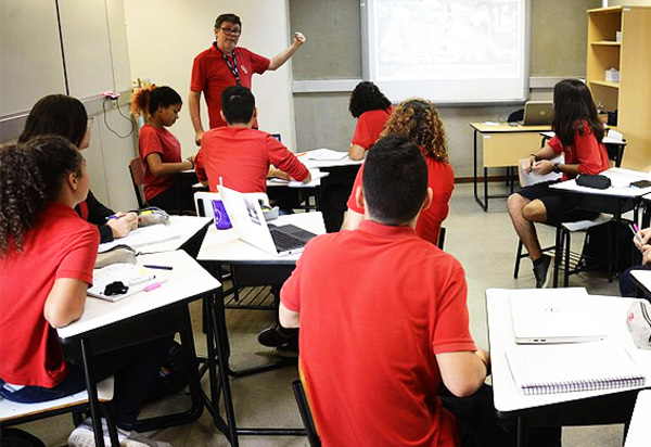 Especialistas pedem volta das diretrizes de 2012 do ensino médio