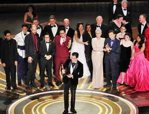 'Tudo em todo o lugar ao mesmo tempo' é o grande ganhador com sete estatuetas do Oscar