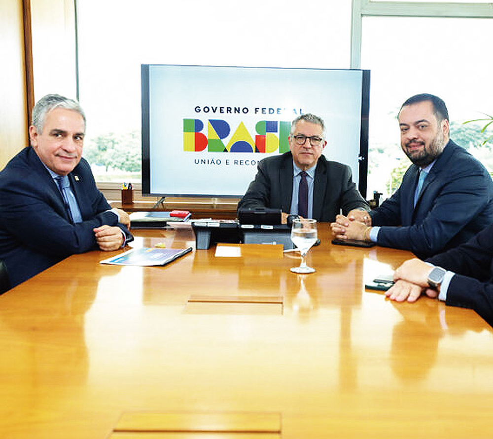 Castro discute com ministro Padilha a repactuação da dívida dos estados com a União