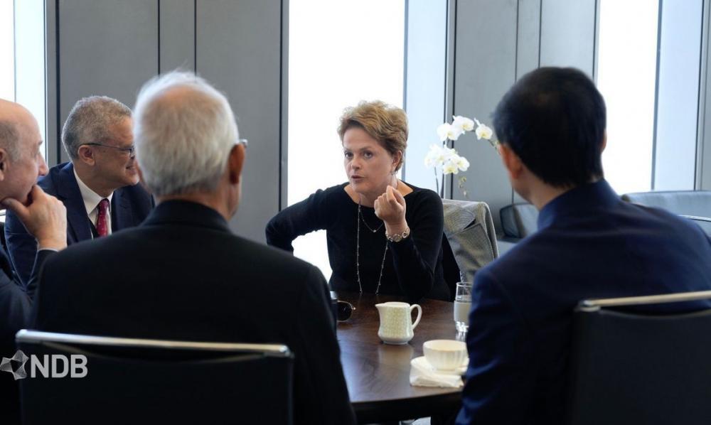 Com estilo 'O Diabo Veste Prada' Dilma Rousseff começa a comandar Banco do Brics