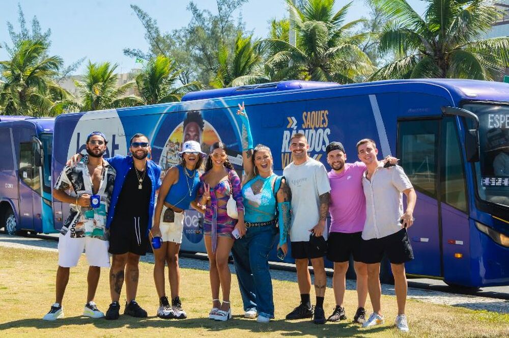 Famosos pegam carona para o 'Tardezinha’ em ônibus customizado de dois andares da Itabus