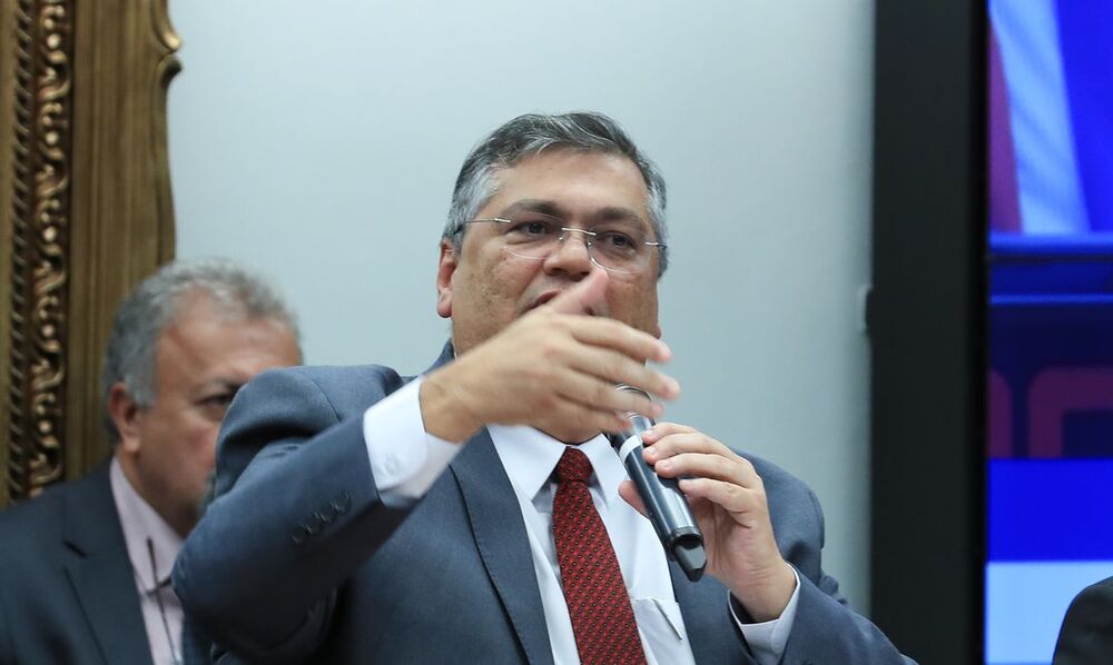 O ministro Flávio Dino entra em módulo de mau humor ao ouvir a palavra CPI