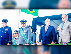 Ao lado de Lula, comandante do Exército cobra força apartidária e defensora da democracia