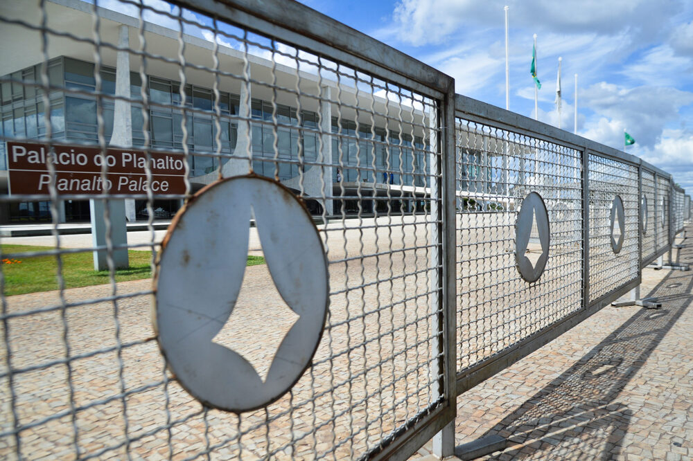 Lula determina retirada de grades do Planalto depois de 10 anos: 'Democracia não precisa de muros'