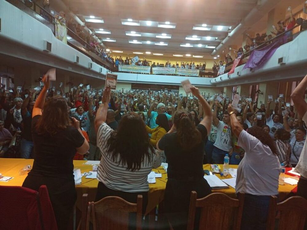 Educação estadual RJ aprova greve a partir da próxima quarta (17/05)