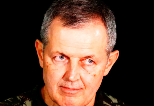 Comandante do Exército dá um 
