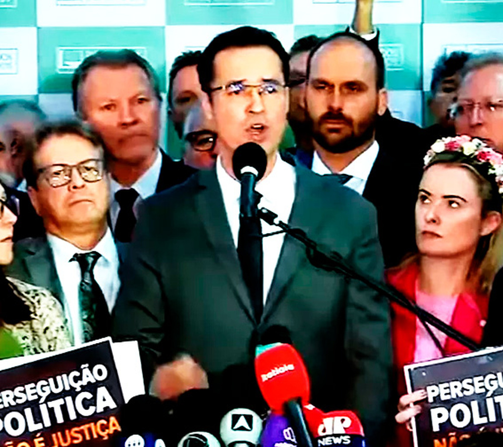 Ao lado de bolsonaristas, Dallagnol se compara a Jesus Cristo em coletiva sobre sua cassação