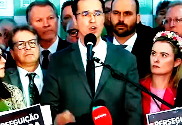 Ao lado de bolsonaristas, Dallagnol se compara a Jesus Cristo em coletiva sobre sua cassação