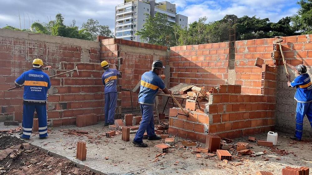 Secretaria de Ordem Pública demole construções irregulares em grande terreno no Recreio dos Bandeirantes
