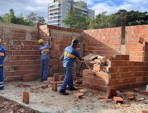 Secretaria de Ordem Pública demole construções irregulares em grande terreno no Recreio dos Bandeirantes