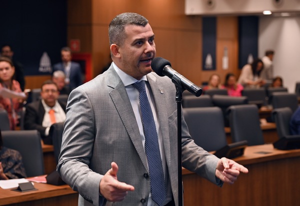 Presidente da Comissão de Educação da Alerj vai à Justiça para proibir envio de equipamentos eletrônicos a detentos do Complexo de Bangu