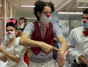 Doutores da Alegria entregam espetáculo teatral em hospital da Baixada Fluminense