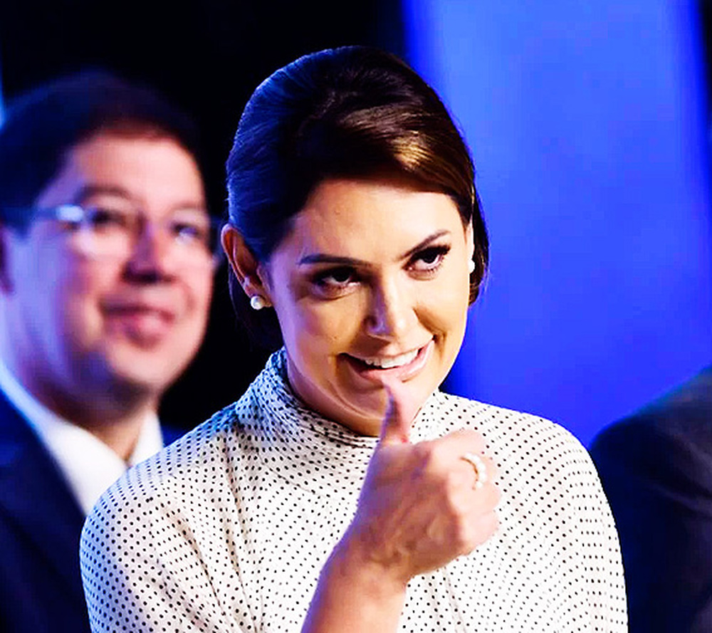 'A dama pediu saques'. Mensagens no celular de Mauro Cid mostram ordens de dinheiro vivo para Michelle Bolsonaro