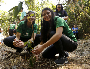 Estudantes do Ambiente Jovem ajudam a reflorestar área de Mata Atlântica