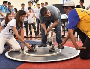 Batalha de Robôs une jovens cientistas no Rio