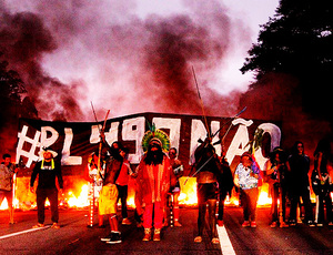Contra o marco temporal, povo guarani bloqueia rodovia em São Paulo
