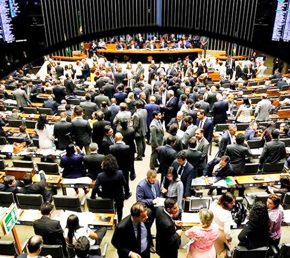 Governo libera R$ 1,7 bi em emendas para evitar novo revés no Congresso