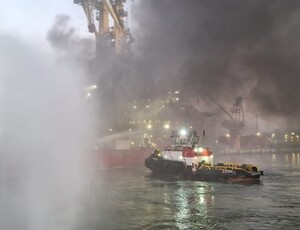 Navio é afetado por incêndio de grande proporção em Porto do Açu, São João da Barra