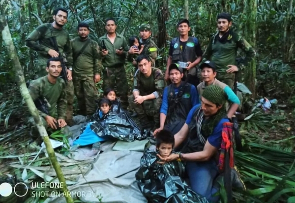 Crianças são achadas vivas na selva 40 dias após queda de avião na Colômbia