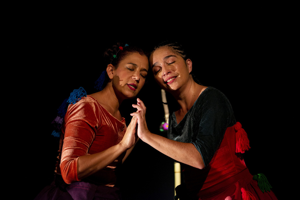 “Canções para afastar o medo - Contos e Acalantos Latino Americanos” chega aos palcos do SESC Rio trazendo histórias de infância e maternidade