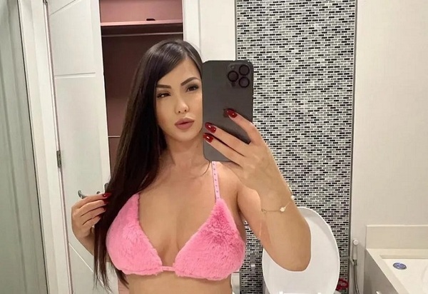 MC Mayara é alvo de notícia-crime por praticar sexo oral na Praça do Japão