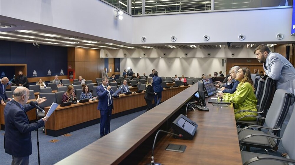 Deputado Júlio Rocha (Agir) quer alinhamento e a retirada das fiações não utilizados na rede de energia e de iluminação pública
