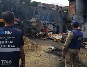 Prefeitura demole cinco construções ilegais, erguidas de forma precária, no Maracanã