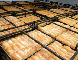 Padeiros do Café do Trabalhador produzem 14 mil pães por dia para a população fluminense