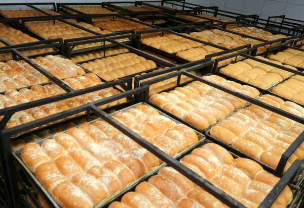 Padeiros do Café do Trabalhador produzem 14 mil pães por dia para a população fluminense