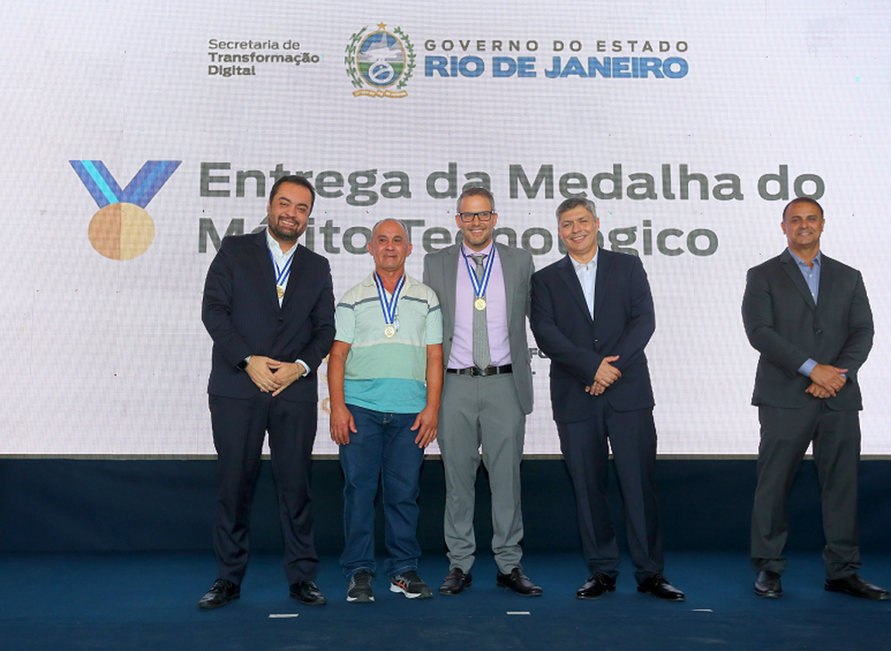 Servidor mais antigo do Proderj recebe medalha do Mérito Tecnológico das mãos do governador
