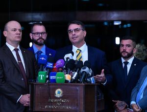 Flávio Bolsonaro lidera deputados que protocolaram pedido de impeachment de Luís Roberto Barroso, do STF