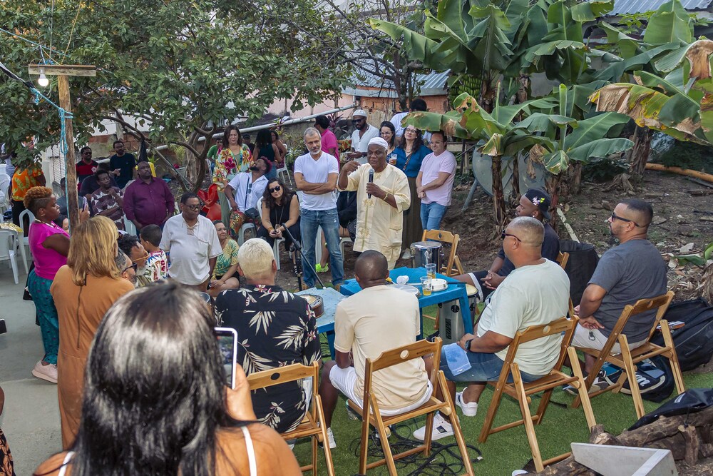 O Prof. Dr. Babalawô Ivanir dos Santos recebeu em sua casa, ontem (23), na Mangueira, um grupo representativo, de grande relevância nacional e cultural negra