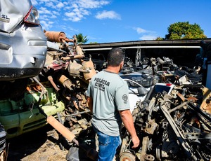 Ferros-velhos de Itaboraí são fiscalizados em força-tarefa do Governo do Estado para combater desmonte ilegal de veículos