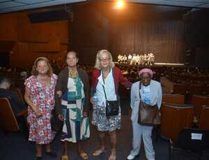 Governo do Estado leva idosos do Abrigo Cristo Redentor ao Teatro João Caetano