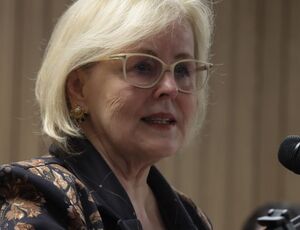 STF segue 'firme e vigilante1 em defesa da democracia, diz Rosa Weber