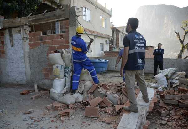 SEOP realiza demolição de 12 construções irregulares na comunidade da Rocinha