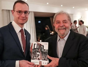 Ex-advogado de Lula toma posse no STF com show de rock