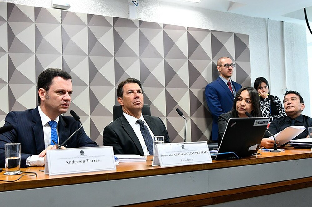 Muitas palavras, pouca informação