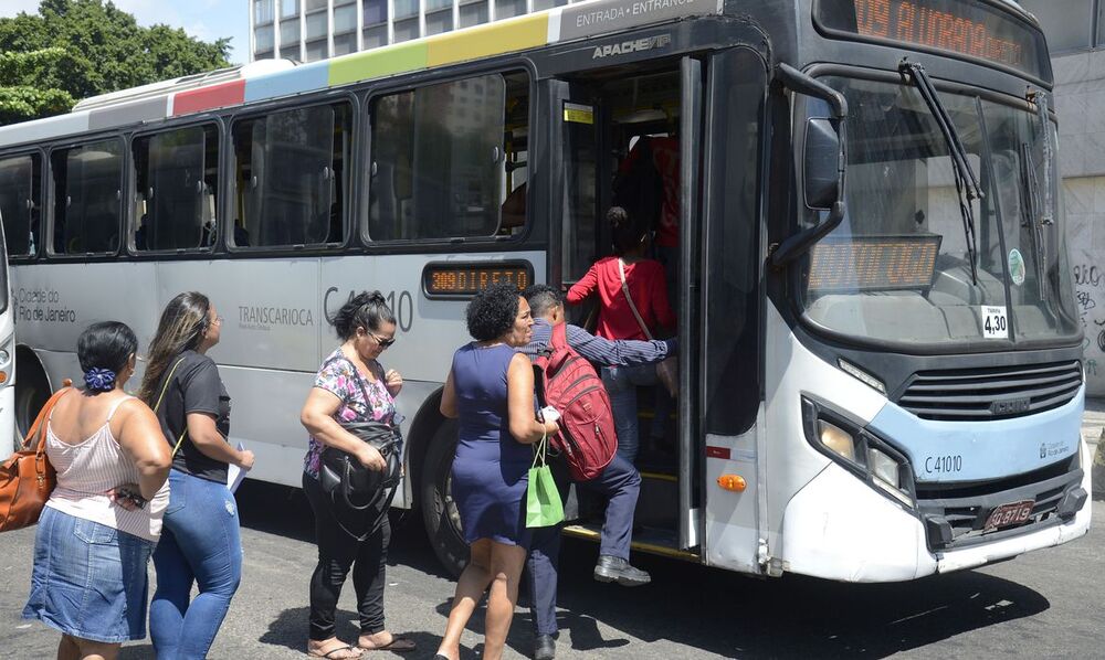 Lula põe o Rio no centro do poder: ministros, governadores e políticos acompanham o presidente à cidade