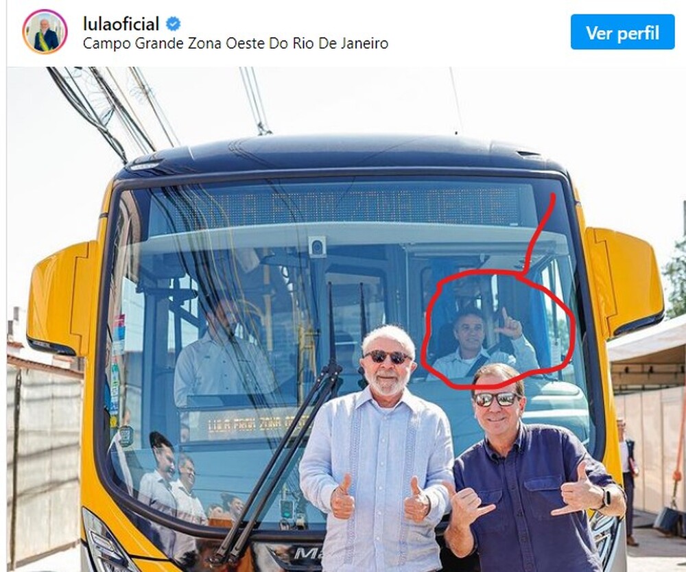 Motorista rouba a cena ao 'fazer o L' em foto oficial que lula viralizou em suas redes