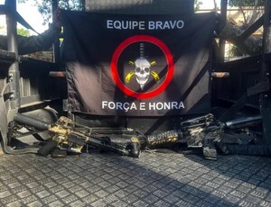 Apreensão de fuzis com inscrições de áreas de Zinho em favela do CV reforça suspeita de parceria entre a milícia e facção