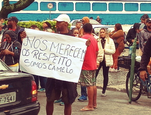 Crise: Camelôs protestam em frente à prefeitura de Nova Iguaçu contra fiscalização da Ordem Urbana