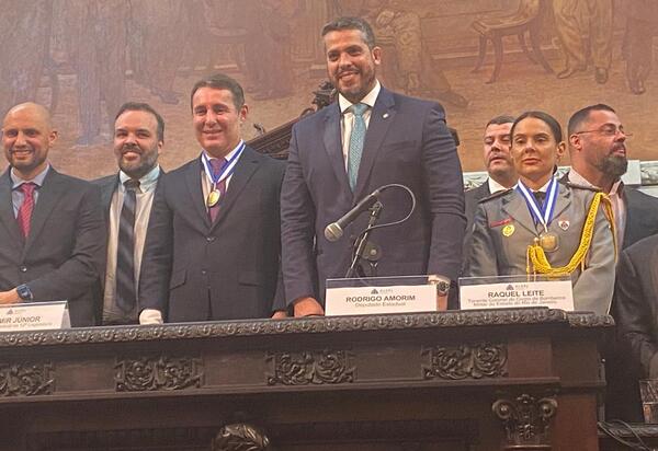 Antônio Carlos dos Santos recebe a Medalha Tiradentes