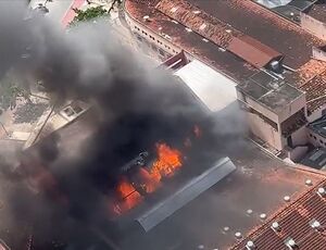 Incêndio destrói parte do Mercado da Encruzilhada, no Recife