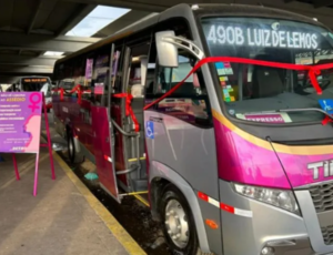 Ônibus rosa destinado a mulheres começa a circular no Rio