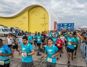 Meia Maratona de Niterói tem pré-lançamento de livro do hexacampeão mundial do Ultraman