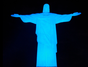 Cristo Redentor iluminado em azul em homenagem ao Dia do Profissional da Administração